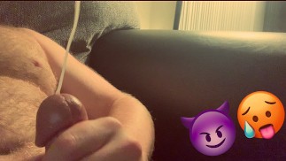Cumming en mi sofá con la familia en la otra habitación