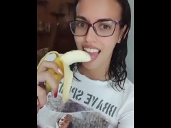 Video Proper way to eat a banana