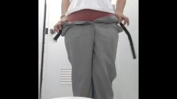 在一天结束时，妈妈的手指交叉，她无法停止哭泣。