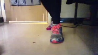 Calcetines sudorosos después de una carrera en la ciclovía mojada Frieda Ann pies Fetish