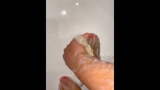 Hora do 🧼 banho, pernas sensuais lisas e espumas sendo esfregadas!
