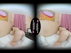 Solo teen brunette Amalia Davis is masturbating in VR