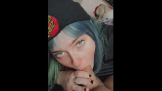 Jolie jeune femme aux yeux bleus au visage sur Snapchat