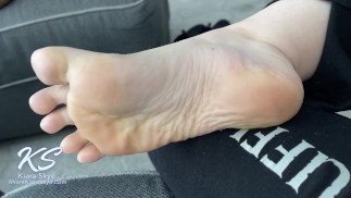 Nahaufnahme Sohlenknirschen und Zeigen Hübsche Füße