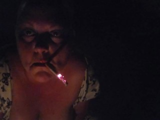 Fumando Por La Luz De La Llama.