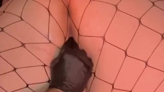 SpiderMitten берет два пальца в свою тугую толстую попку