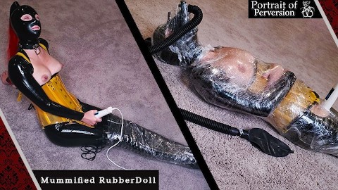 RubberDoll wordt gemummificeerd en gemaakt om klaar te komen: een latex liefhebbend meisje verpakt in plastic Cums op een toverstaf