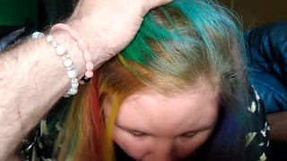 Regenboogharige pixie pawg geeft geweldige vluggertje pijpbeurt terwijl ze zou moeten werken