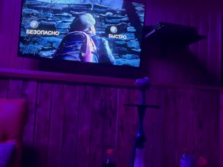 Дрочу парню в кальянной и принимаю сперму в рот. Экстремальная мастурбация