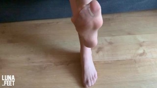 Giocare con i miei piedi in calzini di nylon sexy - feticismo del piede amatoriale