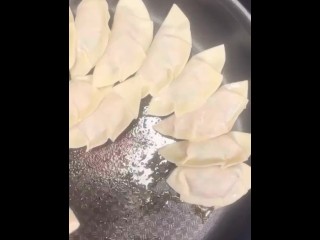 ちょっぴりえちえちな料理動画❣️　餃子♡