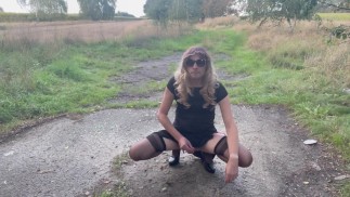 Публичный анальный секс неженки и сперма в жопе