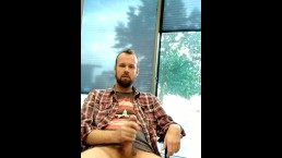 Возбужденный дрочер кончает на офис