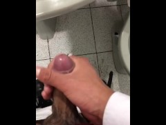 Me caliento en el salón de clases y salgo al baño a masturbarme // Daloff