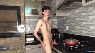 Der junge Amateur Henry Evans zieht an seinem Schwanz, bevor er solo kommt