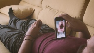 Kinky oso masturbándose en su sofá y corriéndose viendo videos porno