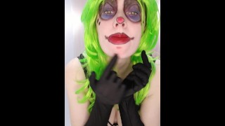 Ondeugende Jennifer draagt clown make-up & pies zichzelf met scheerschuim.