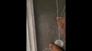Dedos de los pies en la ducha 
