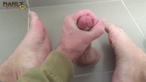 Trabalho de pé masculino no banheiro - Vamos ver o que mais esses grandes pés masculinos podem fazer!