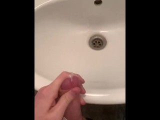 Jovencito Checo Tratando De Ser Atrapado Masturbándose En El Baño Público