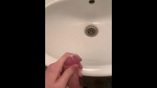 Jovencito checo tratando de ser atrapado masturbándose en el baño público