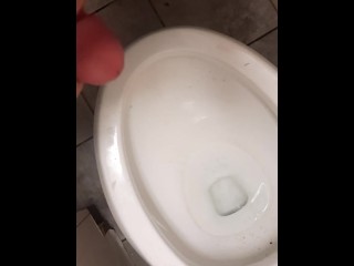 Se Masturba En El Baño Público Disparando Enorme Carga!