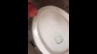 Se masturba en el baño público disparando enorme carga!