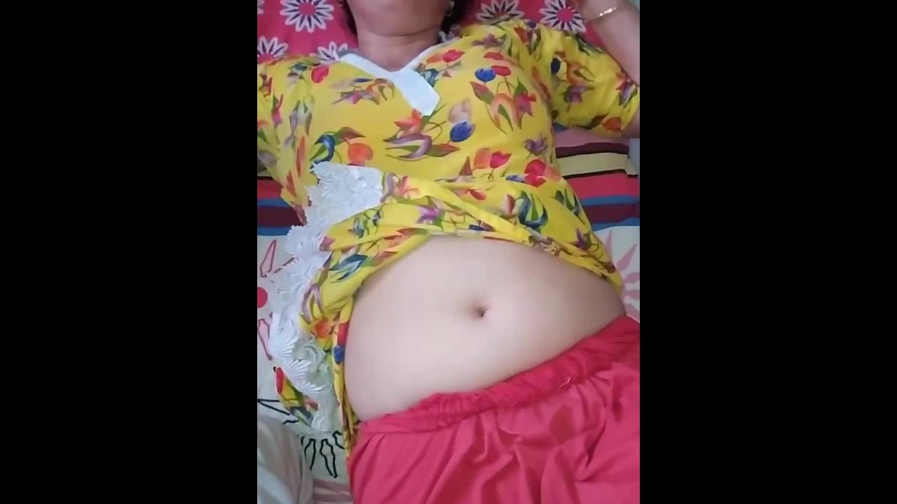 Hot Indian Desi Chubby Mom Navel Play With son - Pornhub.com