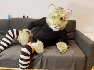 Acariciando Meu Pau Curvo Sem Cortes e Brincando com Um Vibrador Bad Dragon Em Um Tiger Fursuit