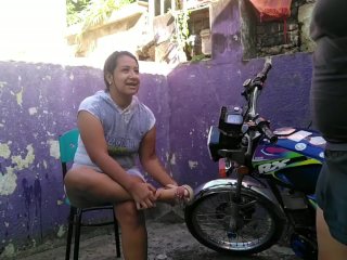 Ayudo a Mi Hermanastra a Lavar La Moto y Me HaceUn Oral En_La Calle Parte 1