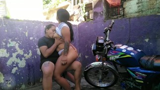 ayudo a mi hermanastra a lavar la moto y me hace un oral en la calle parte 1