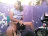 ayudo a mi hermanastra a lavar la moto y me hace un oral en la calle parte 2