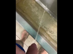 Grosse pisse à la piscine