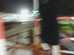 mujer exhibiendo culo a pasajeros del tren gente y autos que pasan super arriesgado