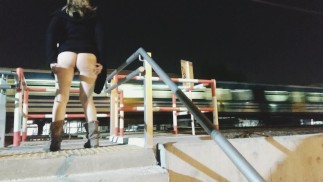 Frau zeigt Arsch, um Passagiere zu trainieren, die an Menschen und Autos vorbeifahren, super riskant