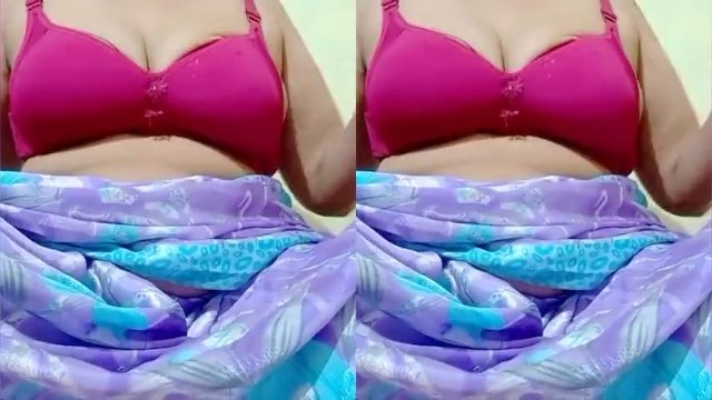 Индийская мачеха дрочит пальцами и мастурбирует в свою волосатую киску крупным планом.