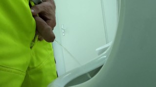 職場で放尿する建設労働者をクローズアップ