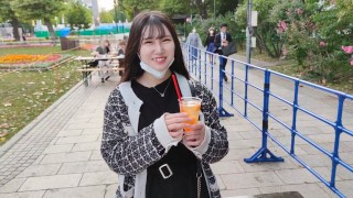 Vlog 在札幌秋季祭典上吃了很多美味佳肴后，我们进行了丰富的性交，她一边插入手指一边被操，然后以传教士姿势射精。