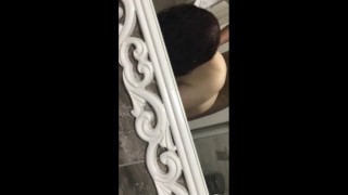 Femme mature turque baise dans la salle de bain