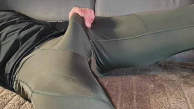 Die ganze Ladung in die Hose gespritzt - meine Art neue Leggings einzuweihen
