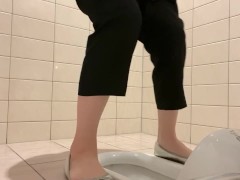 【盗撮】現役女子学生♡和式トイレで放尿 4/16