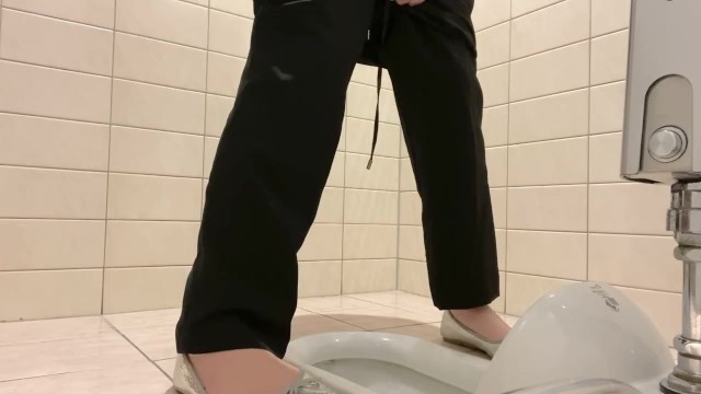 【盗撮】現役女子学生♡和式トイレで放尿