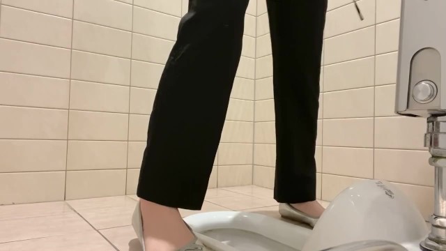 [Voyeur] Active female student urinates in a Japanese-style toilet - Pornhub.com