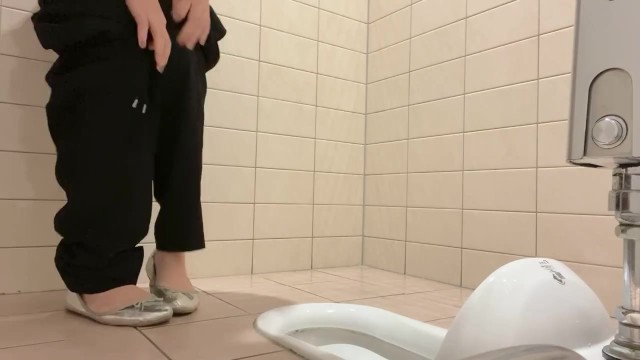 【盗撮】現役女子学生♡和式トイレで放尿