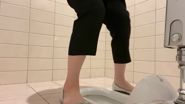 [Voyeur] Active female student urinates in a Japanese-style toilet - Pornhub.com