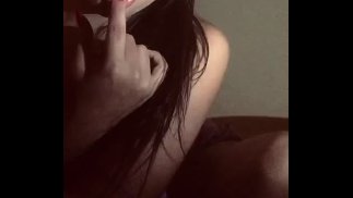 Миниатюрная брюнетка с огромными гигантскими сиськами отчаянно нуждается в члене во рту, поэтому сосет палец