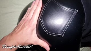 ShinyWetLookX - Son de doigté de chatte huilée humide dans des leggings en cuir wetlook brillants