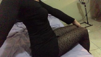 Nur ich reibe meinen Schwanz in einem schwarzen engen Kleid - CD