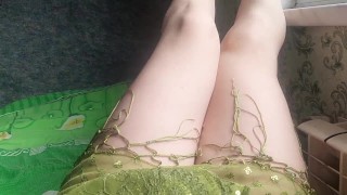 Sexy Wüstentänzerkleid auf weißen, süßen Beinen, glatter Haut