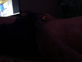 молодой татуированный парень дрочит